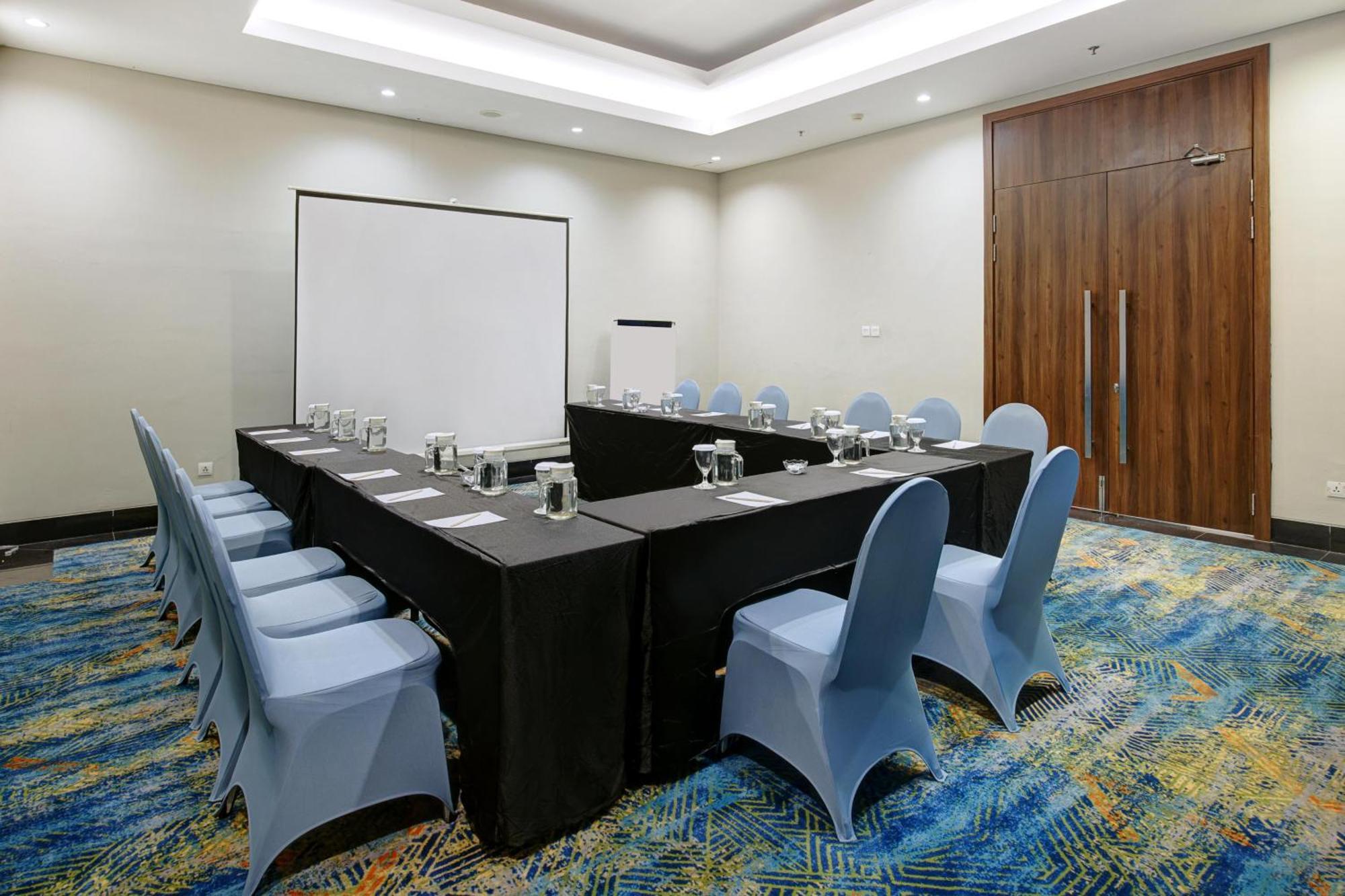Aston Inn Pantai Losari Makassar Macáçar Exterior foto